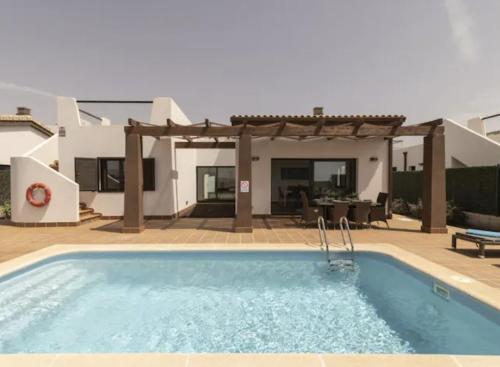 Villa con piscina privada climatizada y barbacoa
