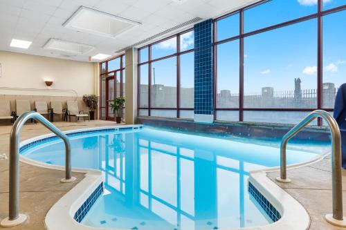 สระว่ายน้ำที่อยู่ใกล้ ๆ หรือใน Thousand Hills Resort Hotel