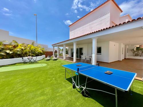 Villa with private pool, sea views and free WIFI.