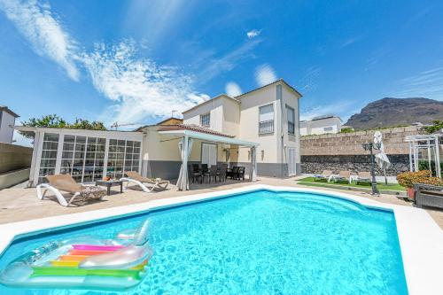 Cozy villa in Madroñal de Fañabe with large private pool