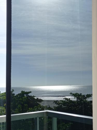 Novidade na Booking.com Quarto em apartamento vista mar, sacada, cama queen e colchão extra! Menor preço em Novidade na Booking.com Quarto em apartamento vista mar, sacada, cama queen e colchão extra!
