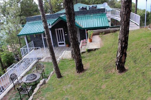 The Pine Crest Ménage - Housity