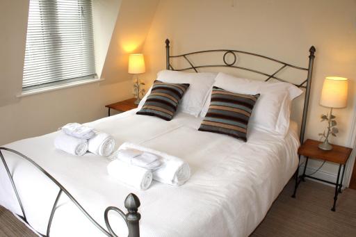 Cotswolds Valleys Accommodation - Exclusive use character one bedroom family holiday apartment - Hizvo