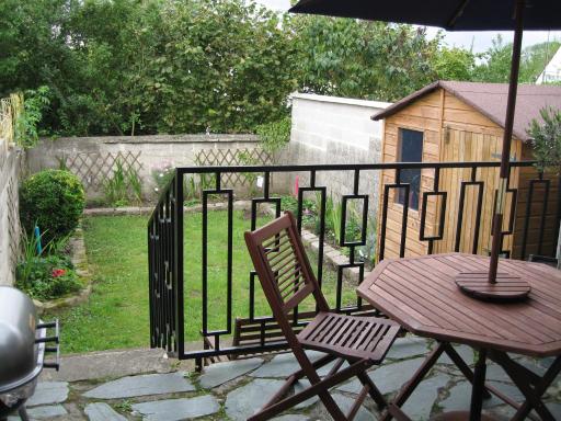 Spacious Quentoinise Town House - Housity