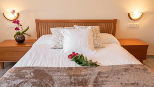 Hostal Montserrat - Housity