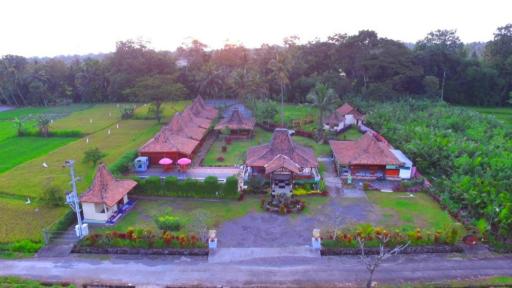 Villa Riverisde Kalijeruk - Housity