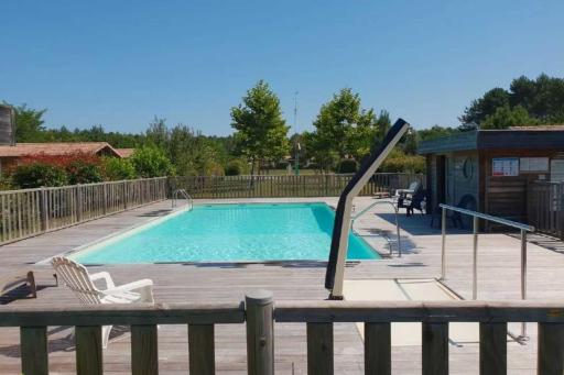 Cosy wooden chalet with terrace and residential pool in Saubion - Welkeys - Housity