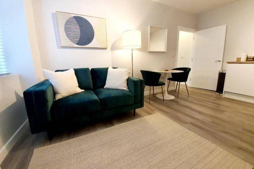 Town Centre 1 Bed, Close to the Beach with Parking - Housity