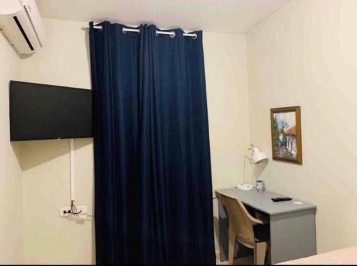 Blue Door Room - Housity