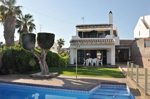 Modern villa with private pool - Housity