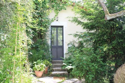 Cocoon in a green setting, private garden - Housity