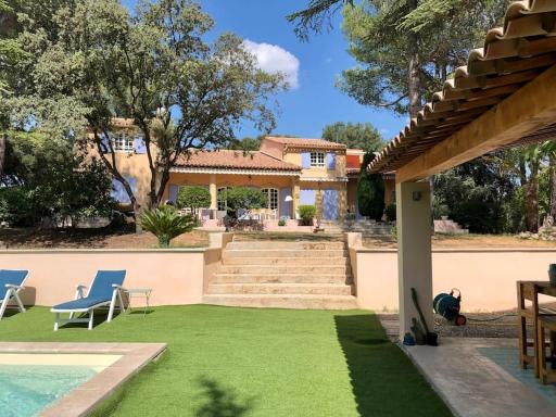 Villa Bois Romay dans le Luberon avec piscine, tennis et pétanque. - Housity