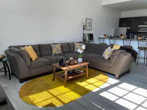 COZY, HIGH RISE, LARGE Studio facing downtown . - Housity