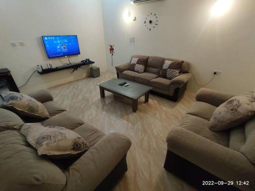 Spacious 1-bedroom 3min drive to Al Bayt Stadium. - Housity