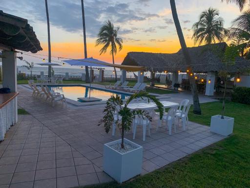 HOUSE IN FRONT OF THE BEACH WITH POOL. COMFORTABLE - Housity