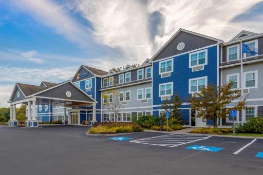 Comfort Inn & Suites - Housity
