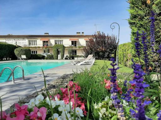 Gîte Saint-Même-les-Carrières, 3 pièces, 4 personnes - FR-1-653-37 - Housity