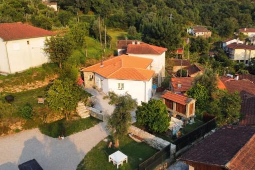 A CASA COM 2 PEREIRAS - Hizvo