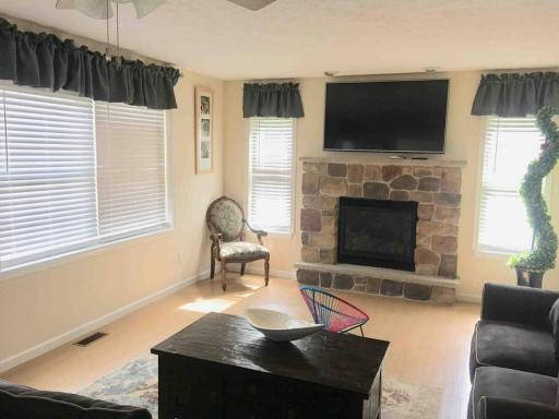 Cheerful home in the heart of Mt . Pocono - Housity