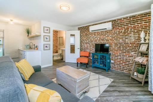 Chic Riverside Studio - Housity