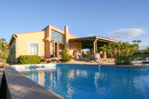 Hill-top haven with private pool and endless views - Housity