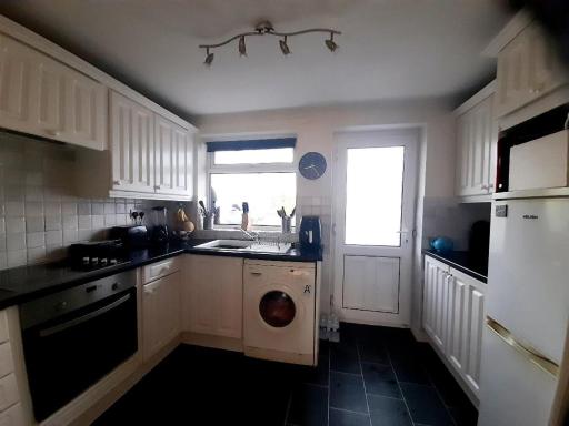 Spacious Bungalow - Housity
