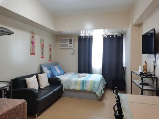 Condo in Poblacion with City and Pool view - Hizvo