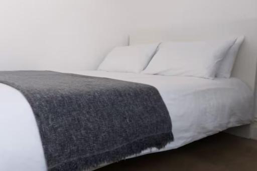 Stylish Double Room in City Centre - Shared Bathroom - Parking - Housity