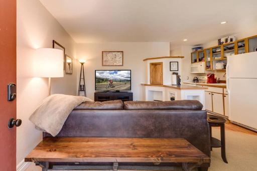 Cozy Red Roost Residence Essential Getaway - Housity