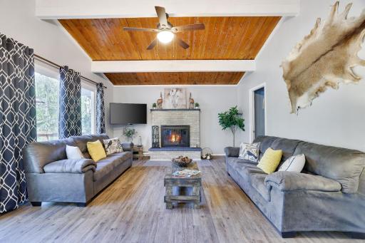 Chic and Stylish home Hot tub,4 bedrooms, game movie room, firepit, arcades, playground on site 2 min walk from pool and lake - Housity