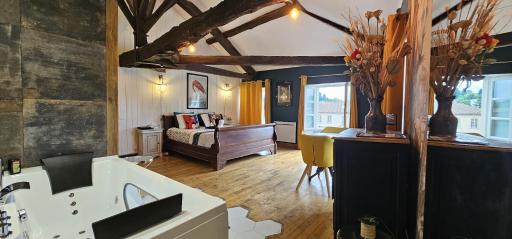 Suite Penthouse Romantique avec Jacuzzi, Confolens, Charente - Hizvo