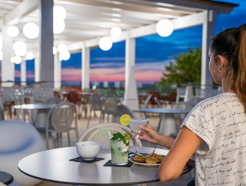 Amareclub Red Sun Village a Isola Rossa - Hotel 4 Stelle
