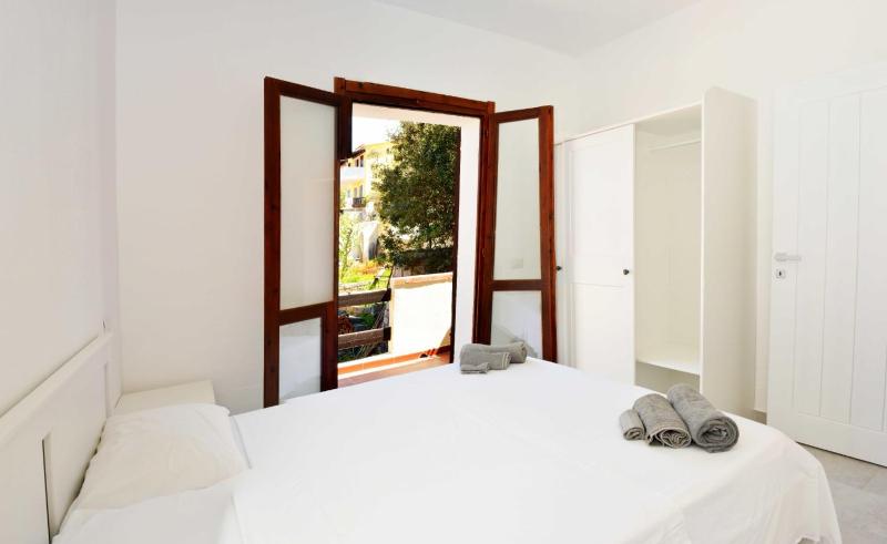 Trilocale a Porto Pozzo - Moderno appartamento vista mare