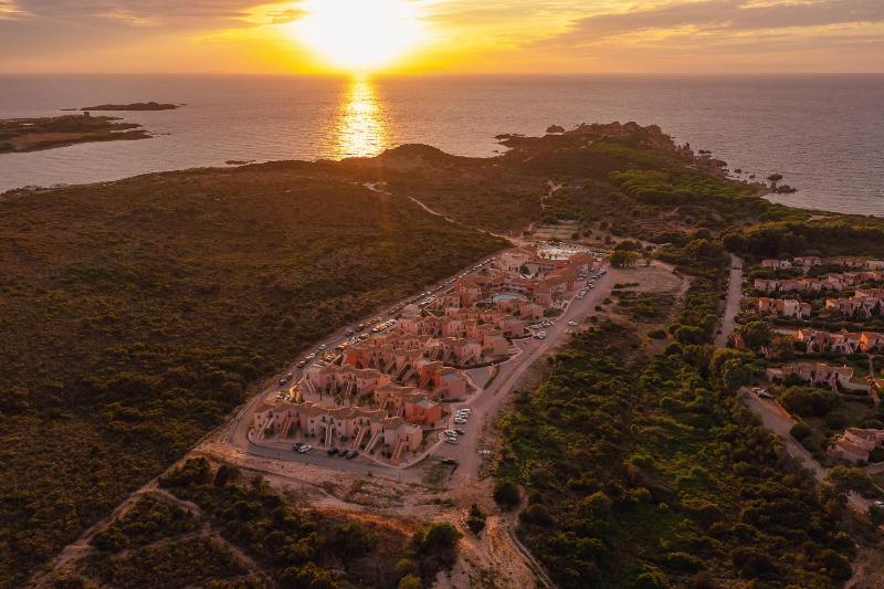 Amareclub Red Sun Village a Isola Rossa - Hotel 4 Stelle