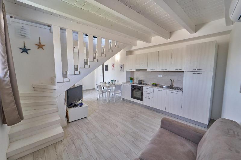 Appartamento a Isola Rossa - Paradiso con terrazza sul mare