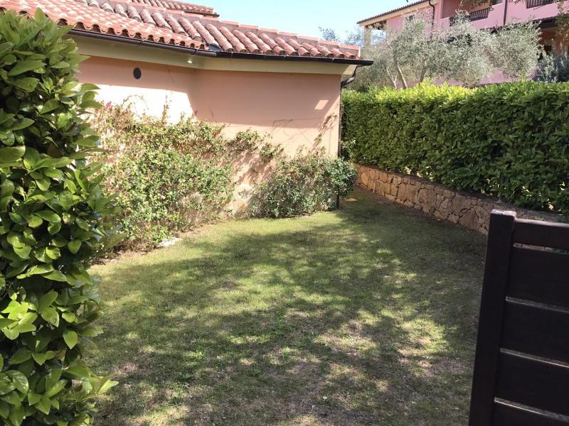 Villino Iris a Murta Maria - Oasi con Piscina e Vista Mare