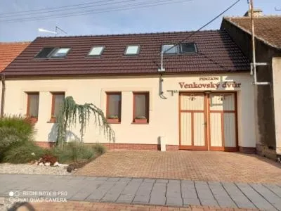 흘로호베츠에 위치한 호텔 Penzion Venkovský Dvůr