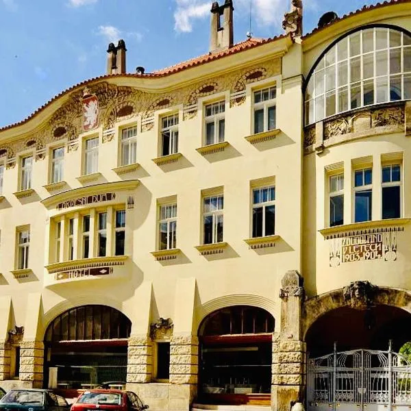 흐라데츠크랄로베에 위치한 호텔 Hotel Okresní Dům