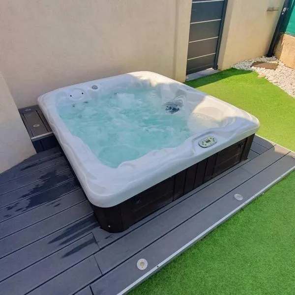 마리냔에 위치한 호텔 Joli haut de villa 3 chambres climatisé avec jacuzzi